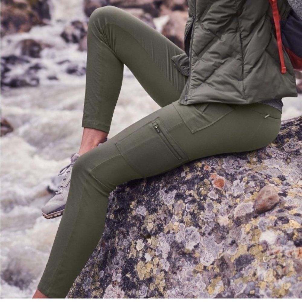 Athleta Headlands Hybrid Cargo Pant/Tight In Peat - S
